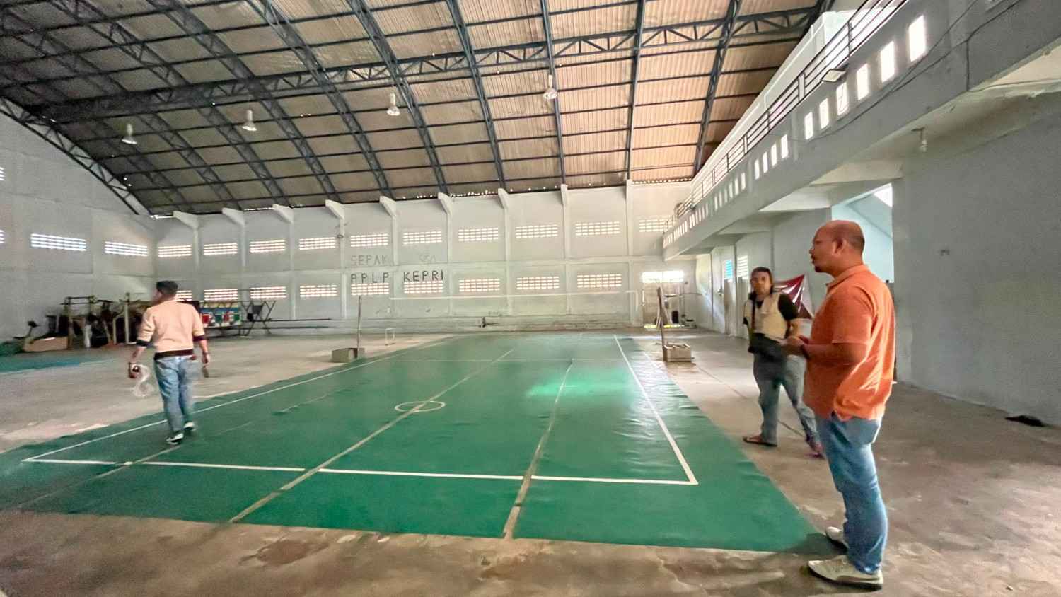 Sekretaris Umum Komite Olahraga Nasional Indonesia (KONI) Kabupaten Kepulauan Anambas, Aryadi bersama Ketua Harian Matari Yasinullah Hs saat meninjau lokasi Venue untuk persiapan Porprov di bulan November mendatang. 
