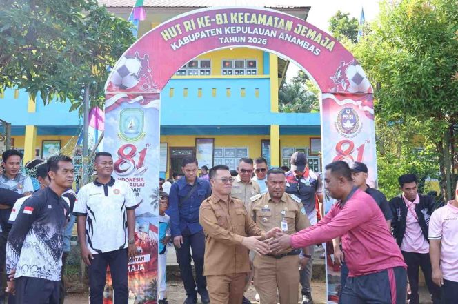 Bupati Kepulauan Anambas, Aneng, secara resmi membuka Turnamen Sepak Bola dan Bola Voli tingkat Sekolah Dasar (SD) dan Sekolah Menengah Pertama (SMP) se-Kecamatan Jemaja, Senin (3/8/2026).