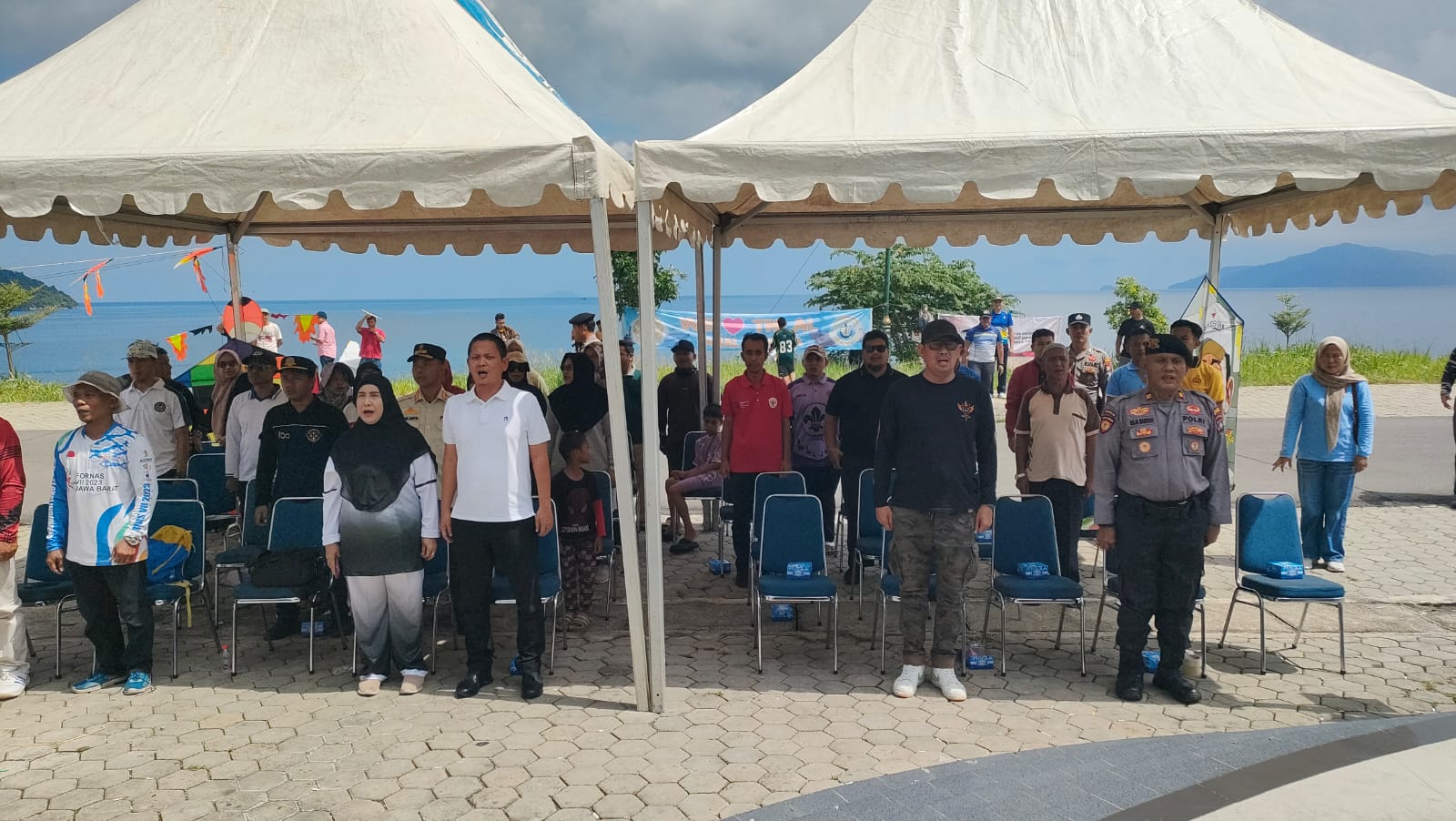 Festival Layang-Layang Aduan ke-1 Kabupaten Kepulauan Anambas resmi dibuka di Pelataran Masjid Agung Baitul Ma'mur, Sabtu (1/8/2026) oleh Wakil Bupati Kepulauan Anambas, Raja Bayu Febri Gunadian. 