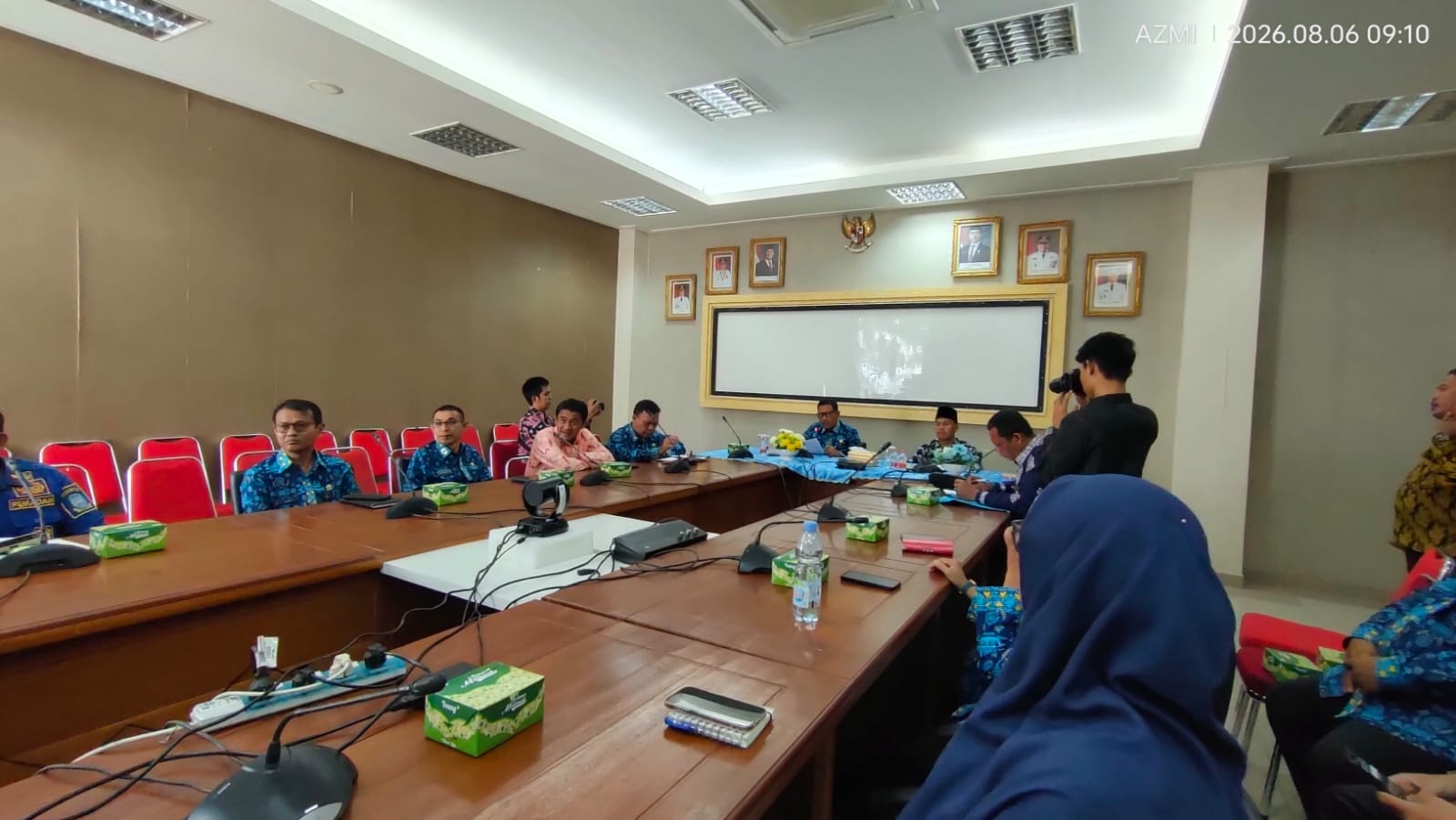 Sekretaris Daerah Kabupaten Kepulauan Anambas, Sahtiar, S.H., M.M., secara resmi membuka kegiatan Sosialisasi Peran Strategis Pejabat Pengelola Informasi dan Dokumentasi (PPID) serta Penyusunan Daftar Informasi yang Dikecualikan (DIK) di lingkungan Pemerintah Kabupaten Kepulauan Anambas, Kamis (6/8/2026), di Ruang Rapat Lantai II Kantor Bupati Kepulauan Anambas.